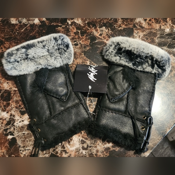 NWT, Shearling/Rabbit Handsfree Texting Gloves by Morris Kaye & Sons - Picture 4 of 9